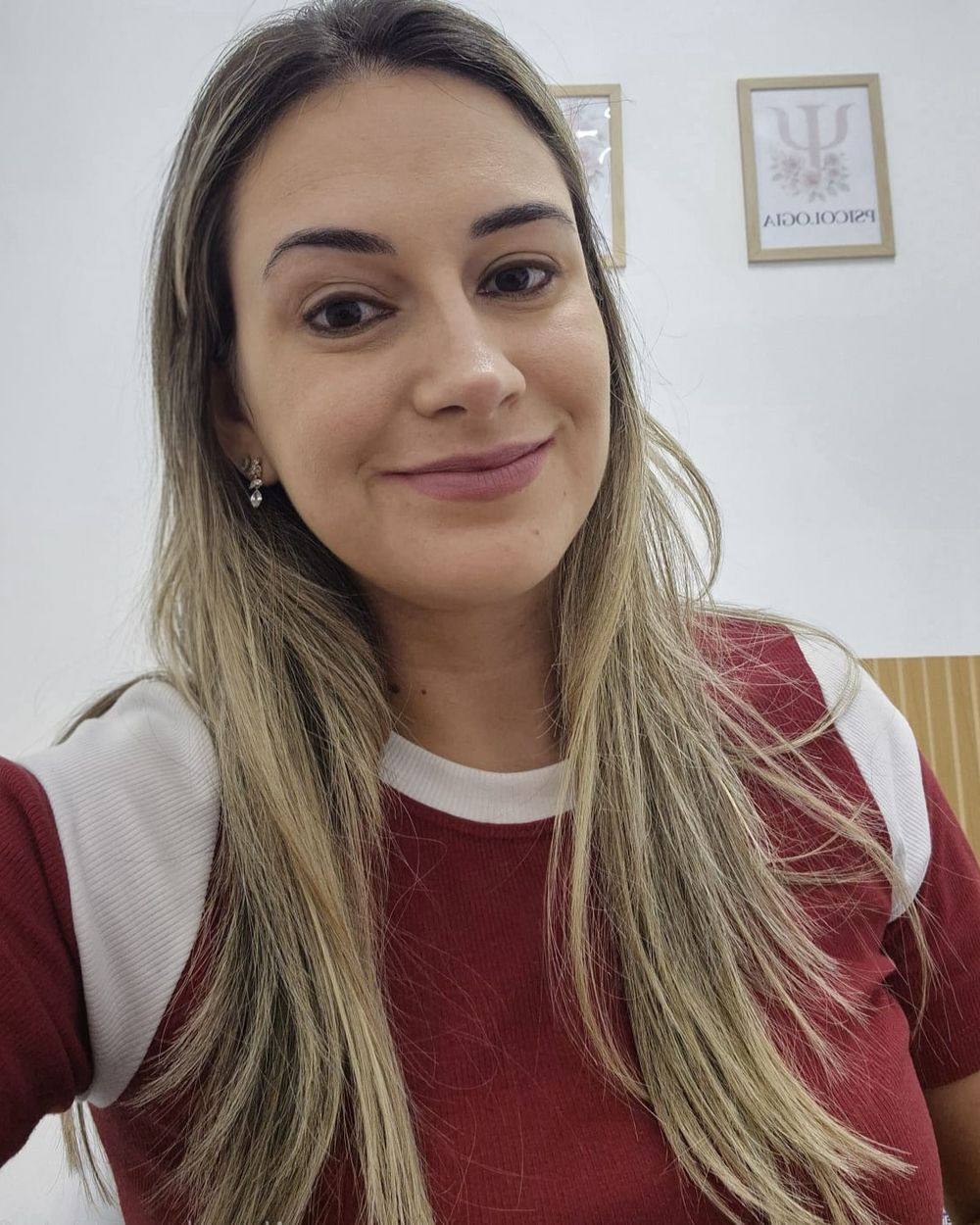 Nathalia Boragan, psicóloga e orientadora de carreira, sorrindo